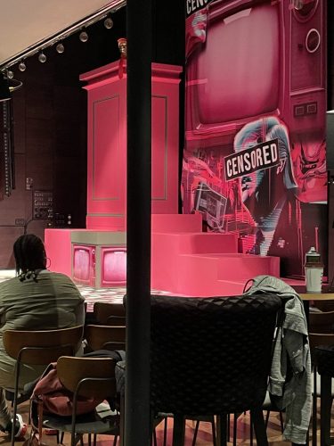 Pre-show set